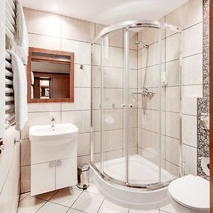 Kleines Zimmer mit zwei Einzelbetten